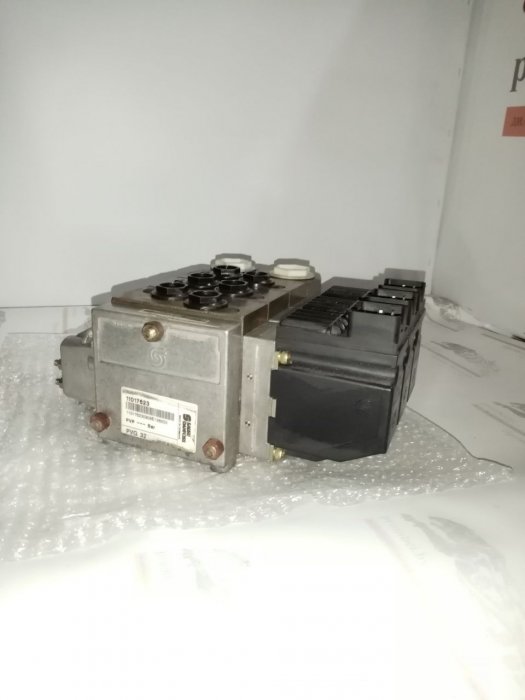 Картинка 3-х ( трёхсекционный ) секционный гидрораспределитель  sauer danfoss pvg32 ( 11017623 )